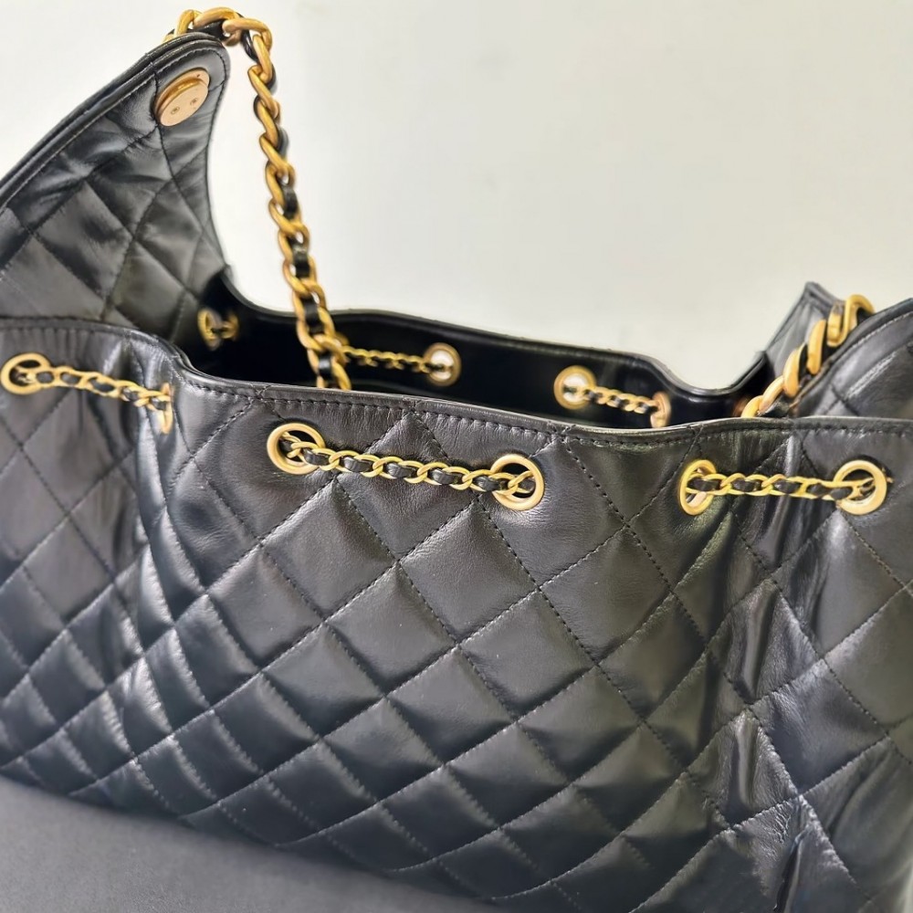 Ladies shoulder bag made of pebbled cowhid